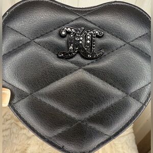 JUICY COUTURE BRIGHTER THAN A DIAMOND HEART SHAPED WRISTLET BLACK FAUX LEATHER